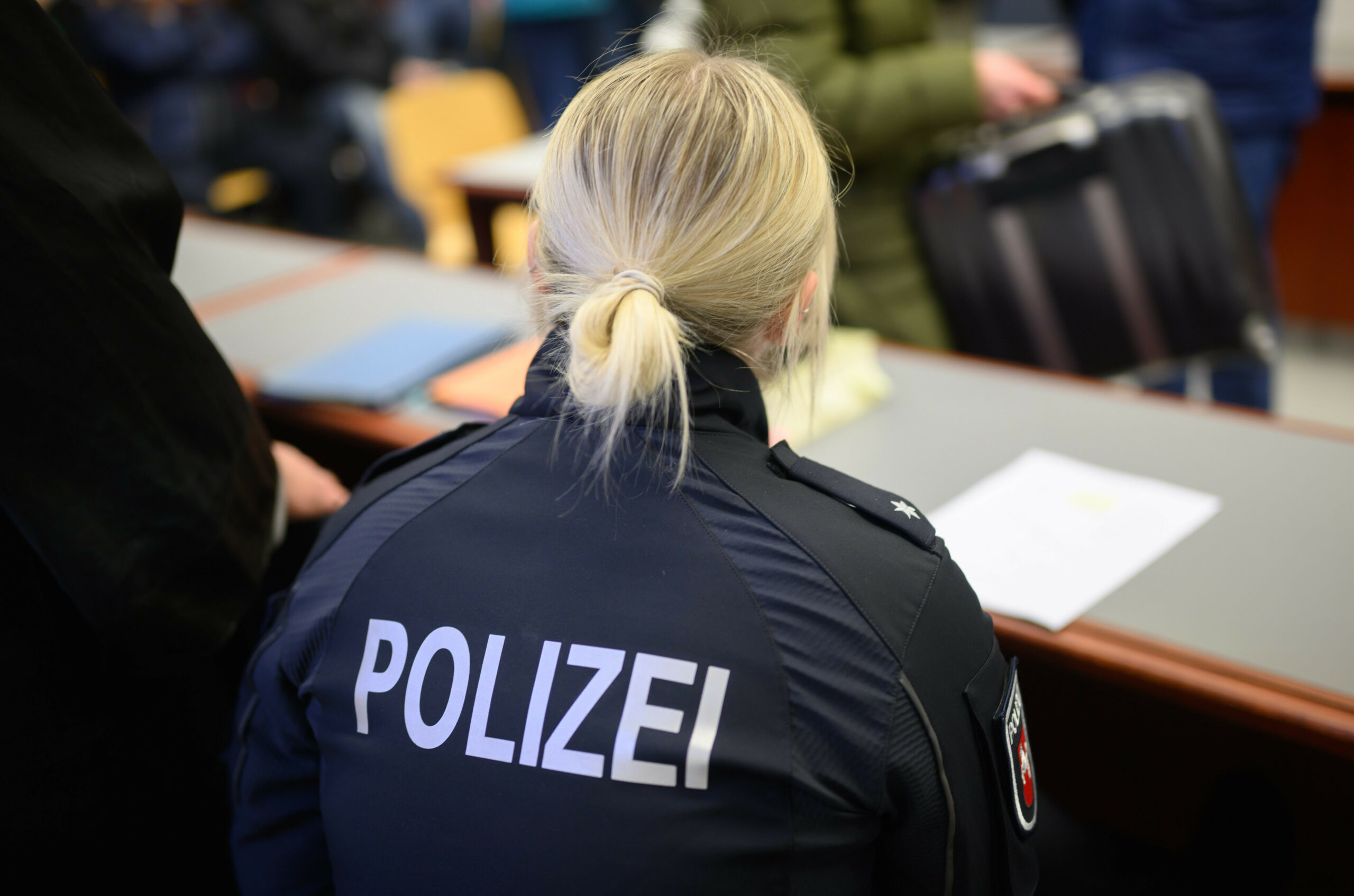 Die klagende Polizistin sitzt im Amtsgericht Hannover.