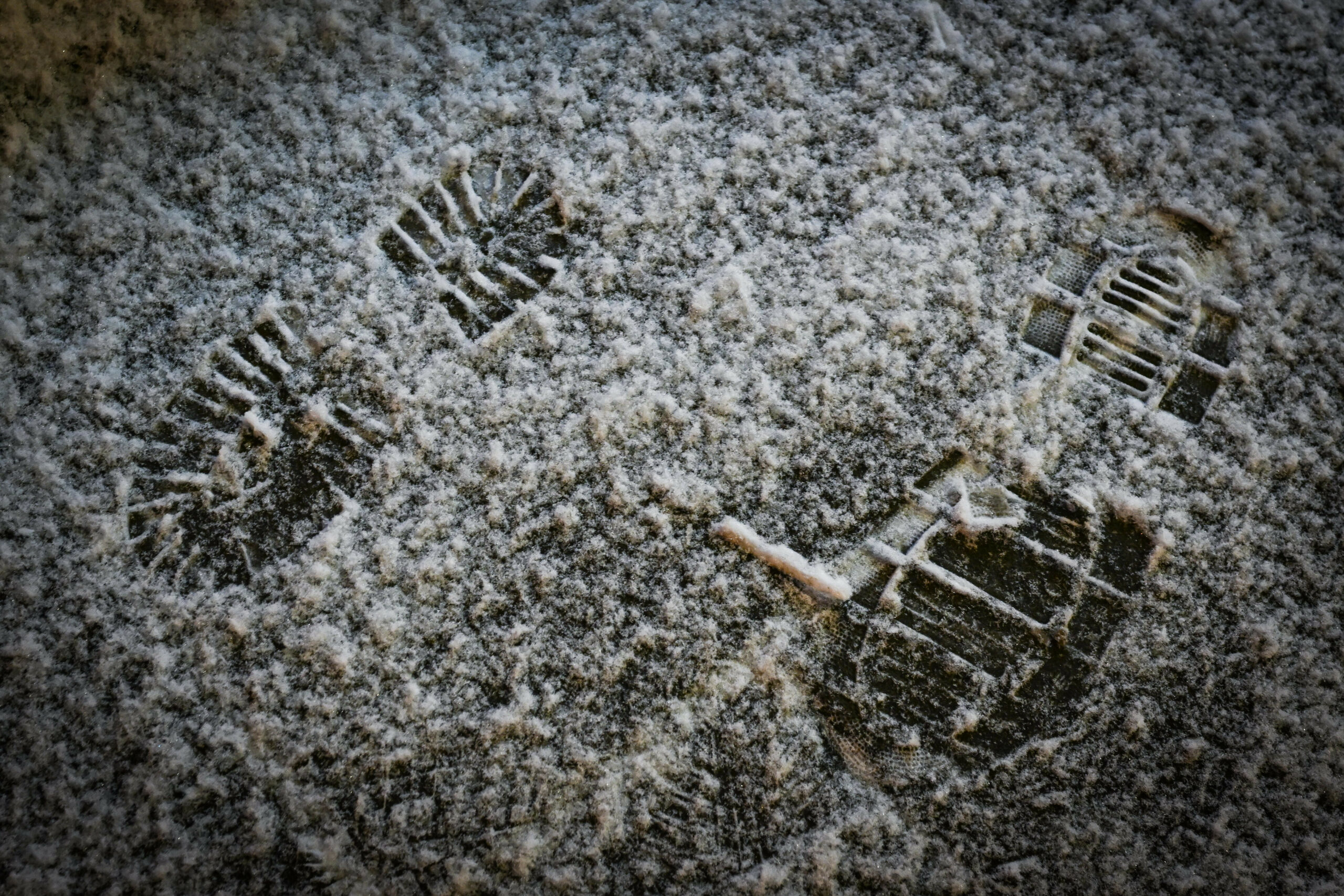 Fußabdrücke im Schnee