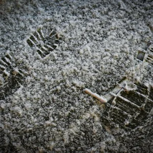 Fußabdrücke im Schnee