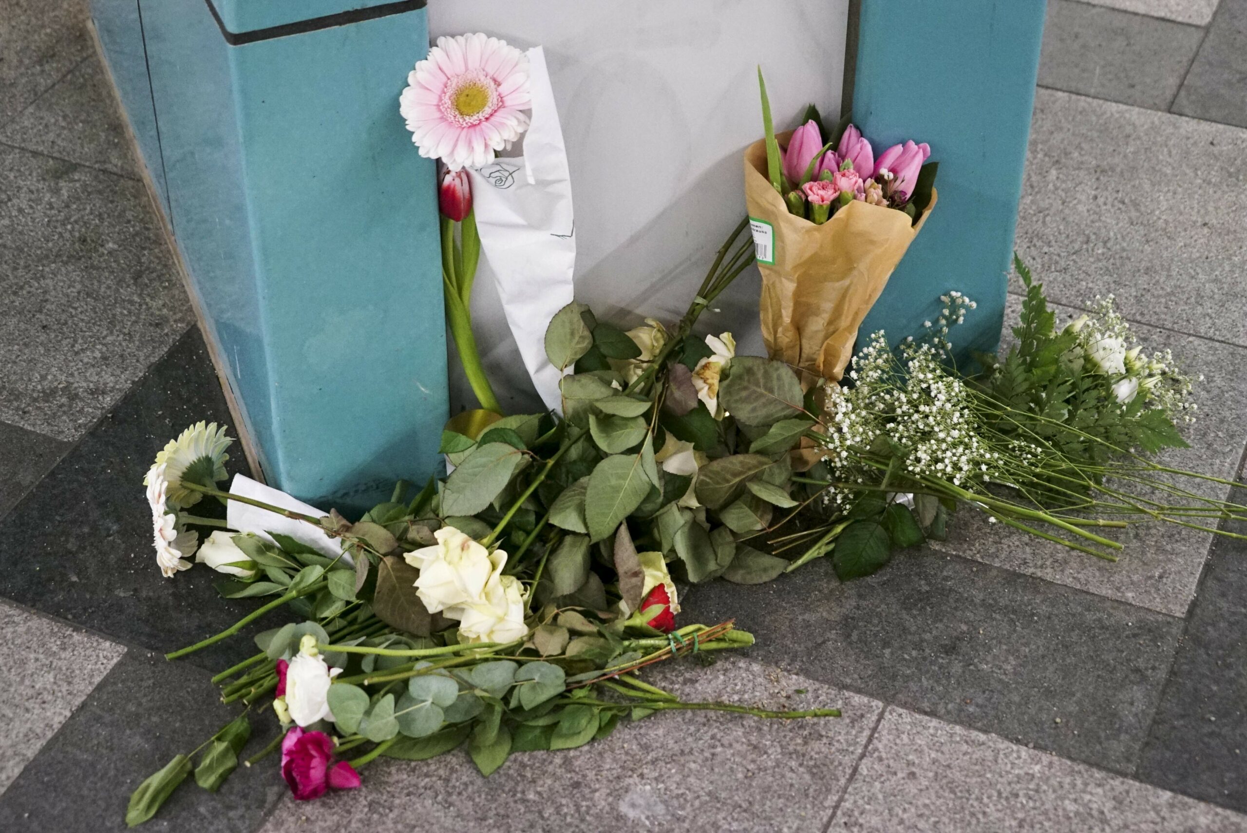 Trauernde haben Blumen an der U-Bahn-Station abgelegt. Kurze Zeit später wurden diese von Unbekannten gestohlen.