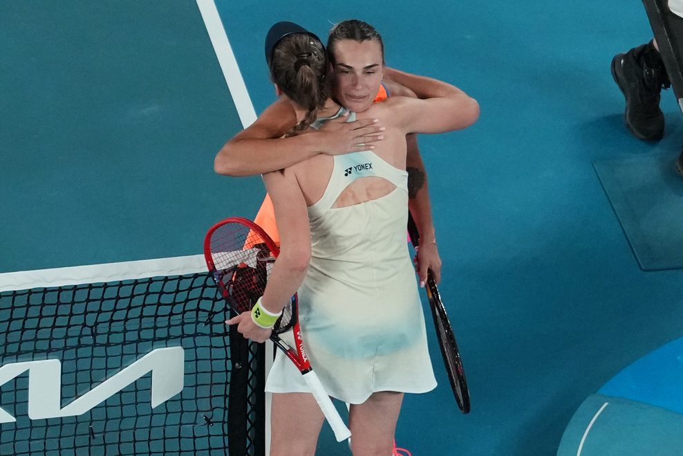 Rybakina und Sabalenka umarmen sich