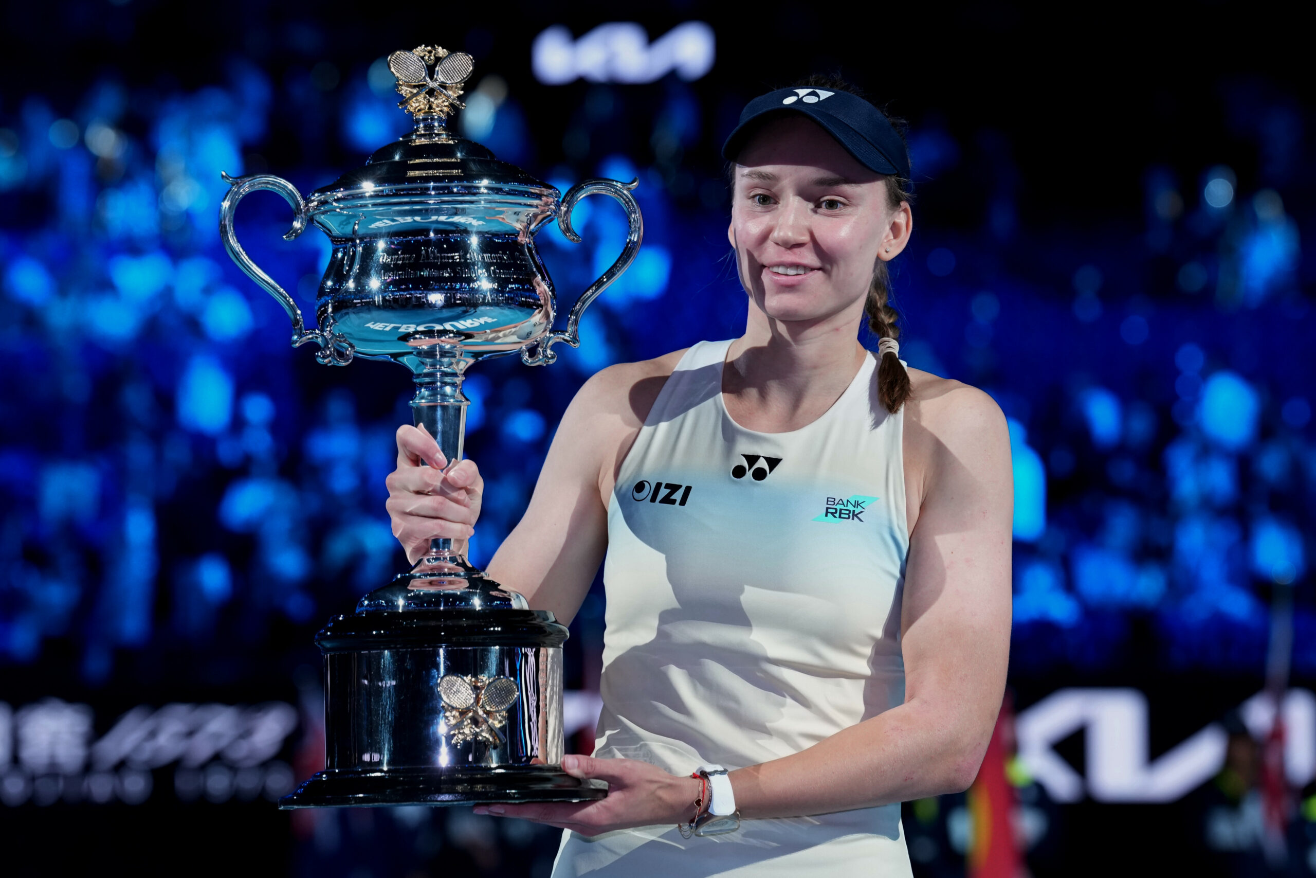 Elena Rybakina hält die Trophäe der Australien Open hoch