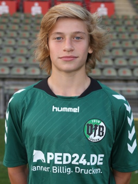 Juri Knorr als junger Fußballer im Trikot des VfB Lübeck