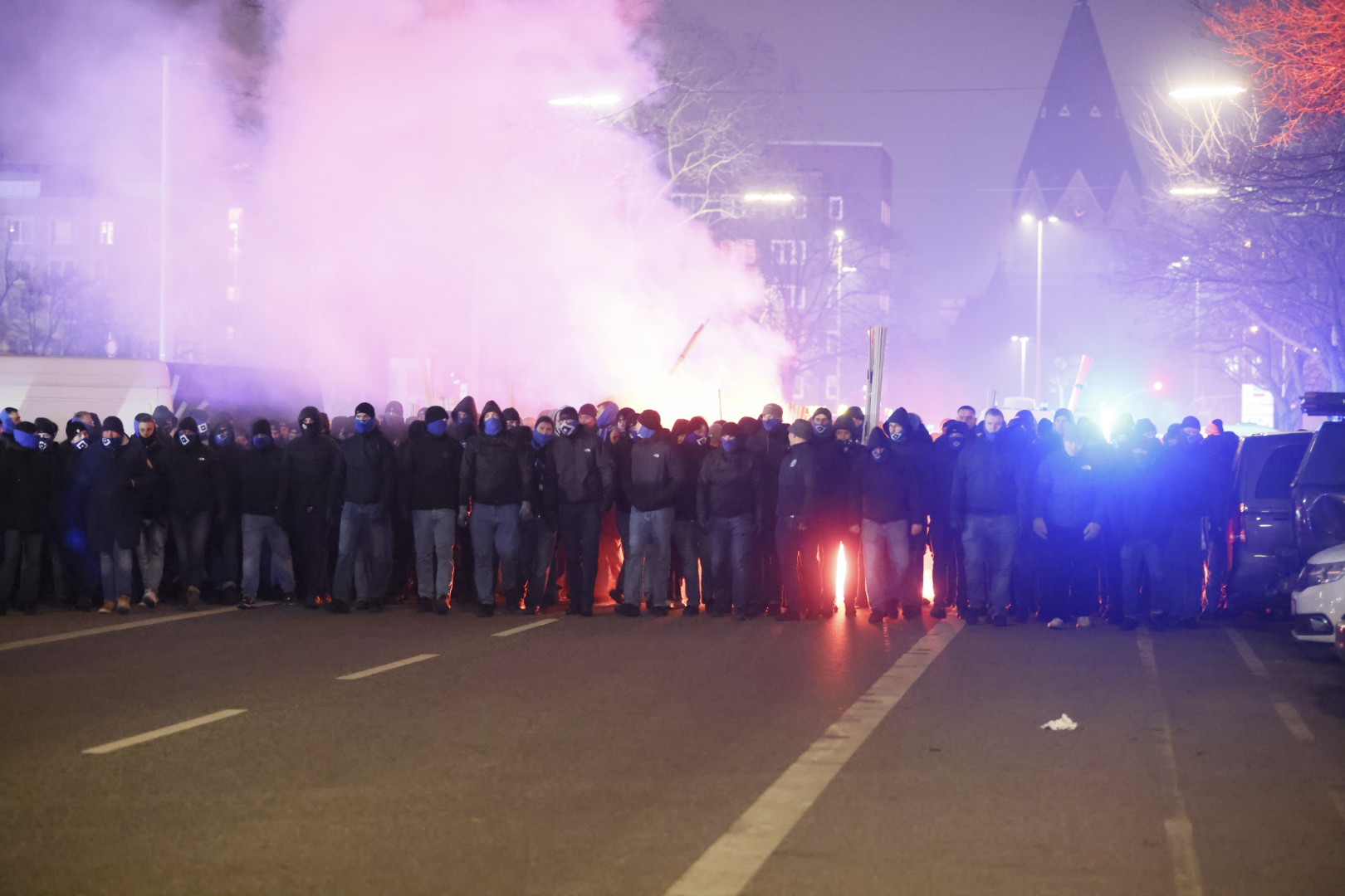 Erstaunlich: Einige HSV-Fans haben immer noch Pyrotechnik parat.