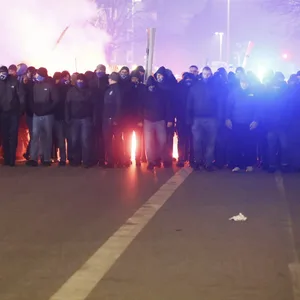 Erstaunlich: Einige HSV-Fans haben immer noch Pyrotechnik parat.
