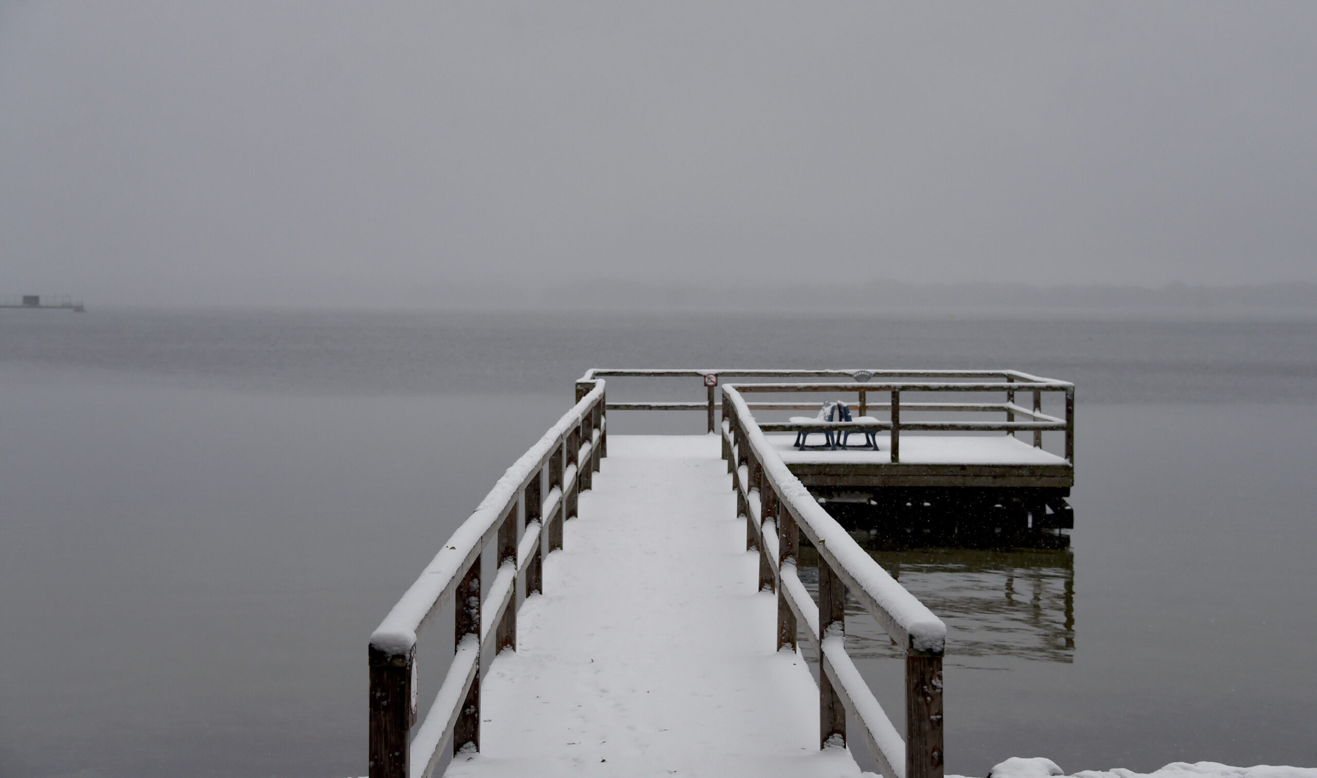 Schnee liegt auf einem Steg (Symbolfoto).