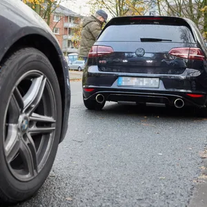 Beamten der Dienstgruppe Autoposer fiel ein VW Golf auf (Archivbild).