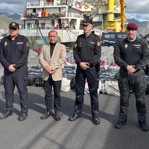 Polizisten vor Schiff mit Kokain