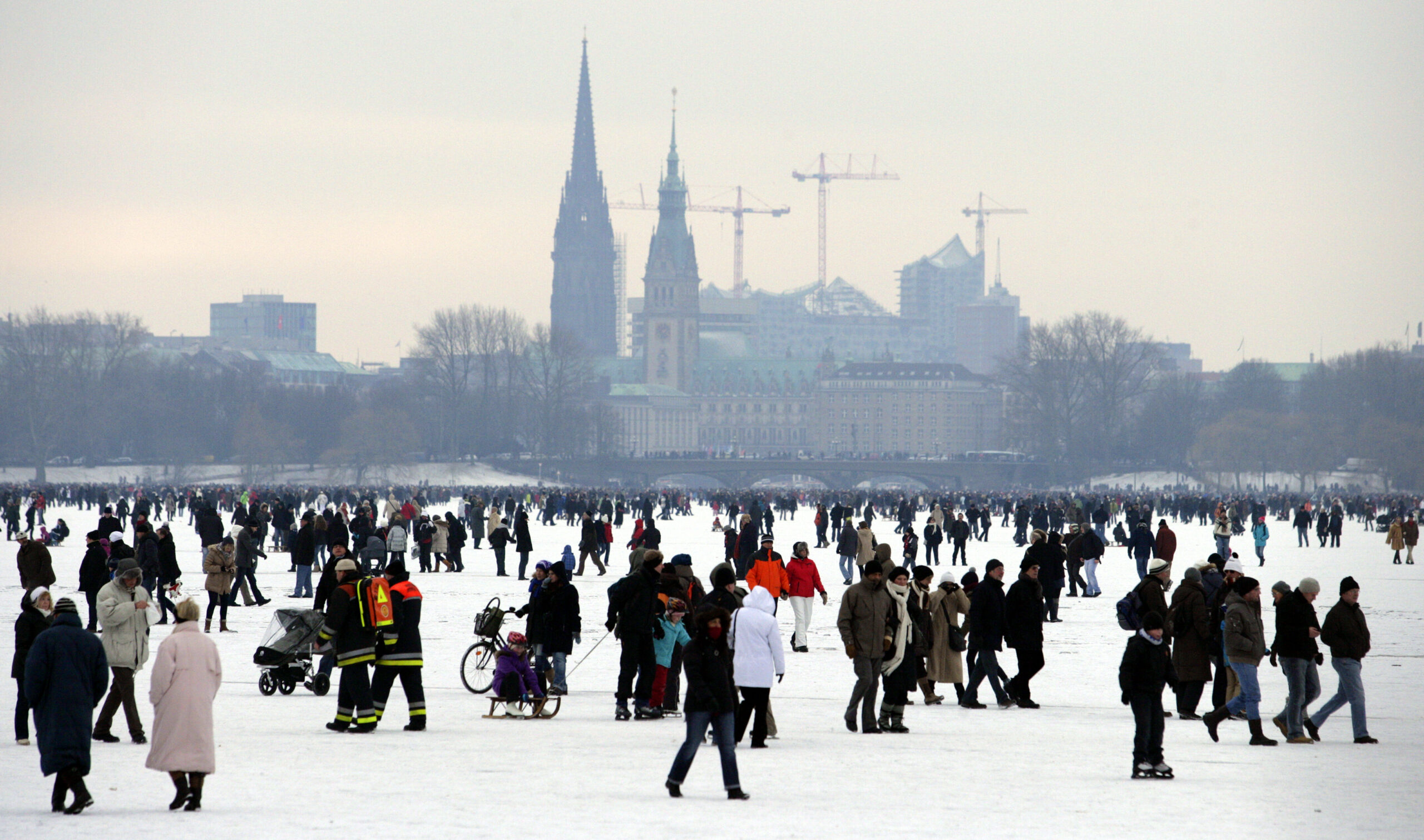 Tausende Menschen sind im Februar 2012 in Hamburg auf der zugefrorenen Außenalster unterwegs.