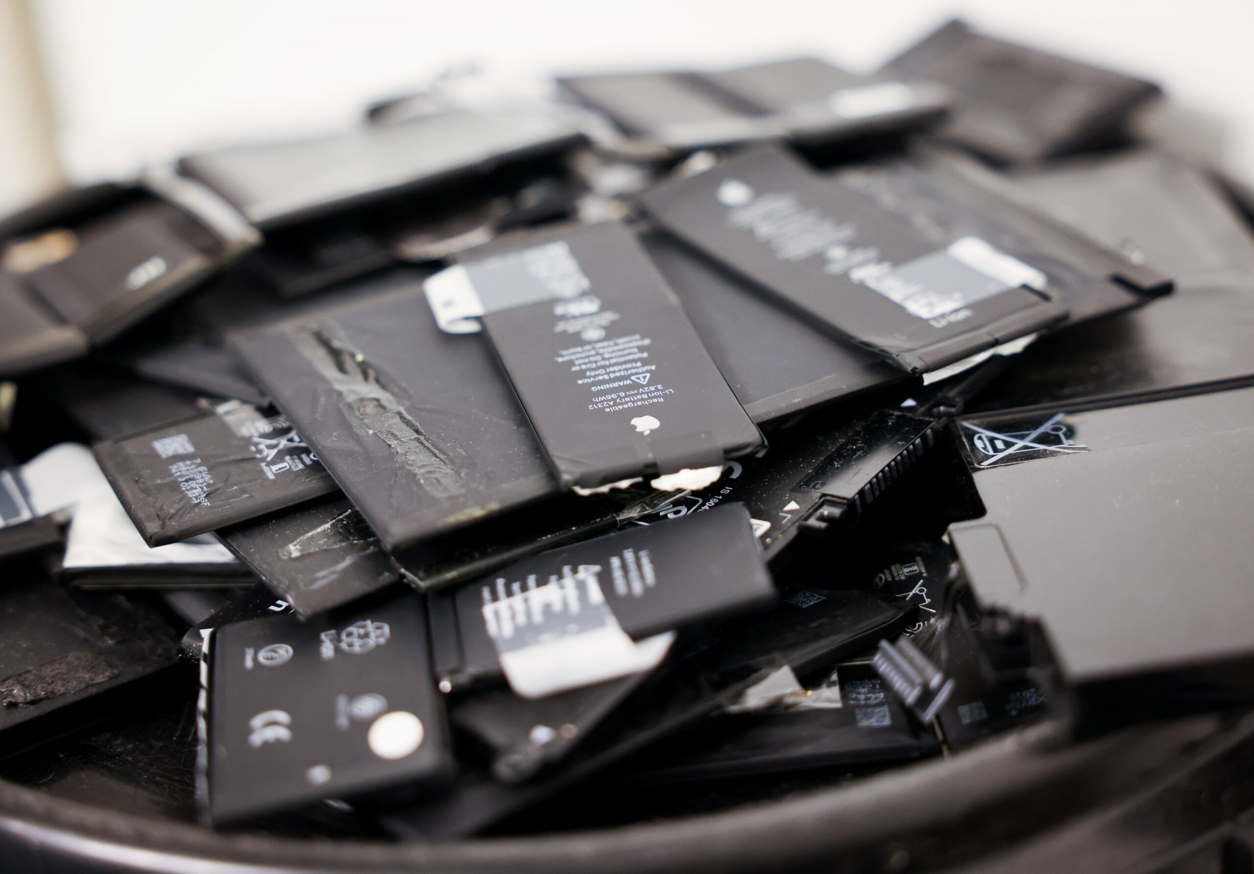 Alte Akkus von Smartphones und Tabletcomputern.