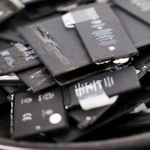 Alte Akkus von Smartphones und Tabletcomputern.