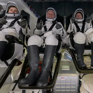 Die ISS-Crew kurz nach der Landung im Pazifik vor der Küste von Long Beach (Kalifornien).