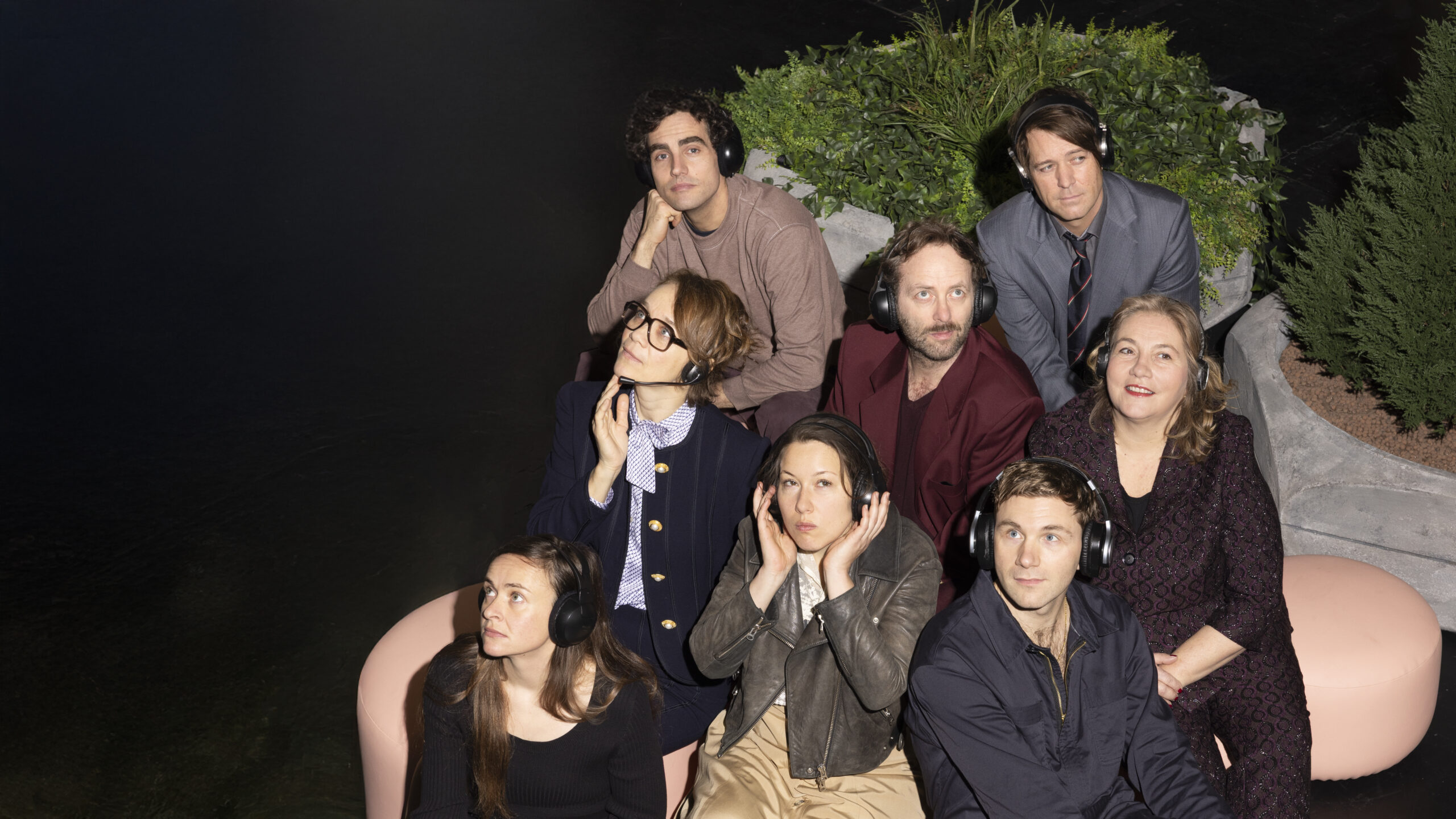 Acht Schauspieler:innen mit Kopfhörern