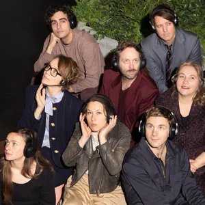 Acht Schauspieler:innen mit Kopfhörern