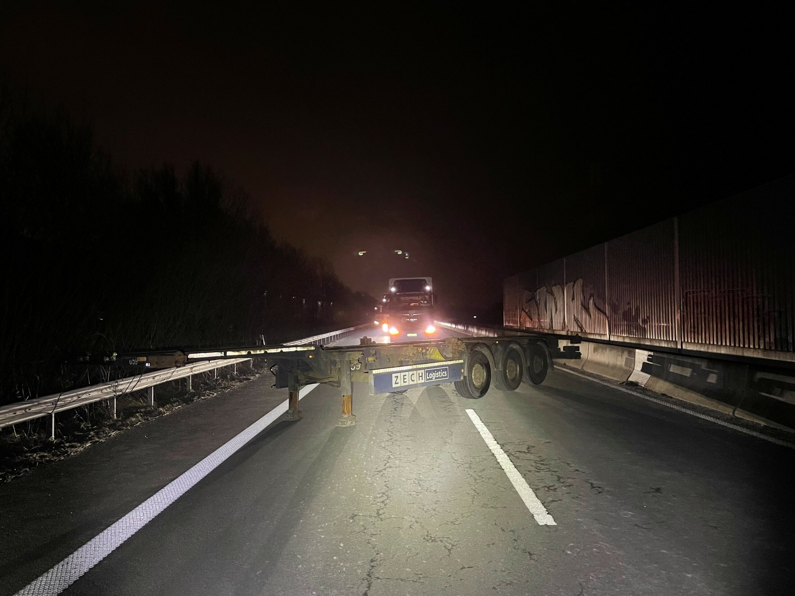 Der quergestellte Auflieger auf der Autobahn 281 in Bremen.