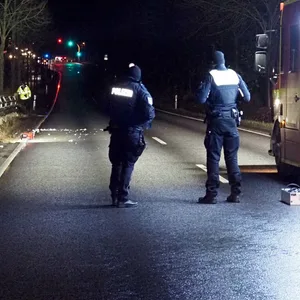 Die Feuerwehr leuchtet die Unglücksstelle auf der B207 in Lübeck für die Spurensicherung aus.