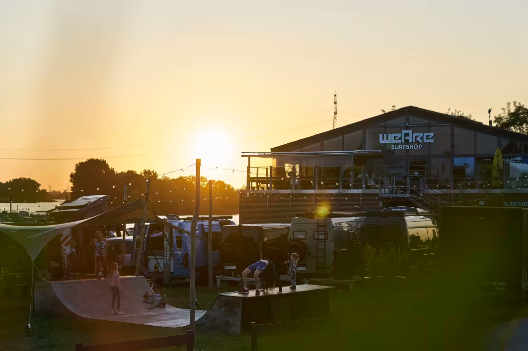 Der „WeAre Surfshop“ im Kirchwerder an einem lauen Sommerabend.
