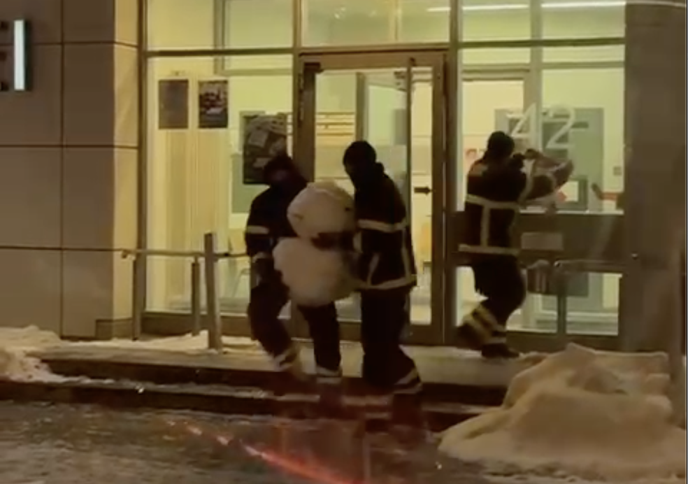 Schneemann vor Hamburger Polizeiwache „entführt“: Die Täter haben die Skulptur gepackt und tragen sie weg.