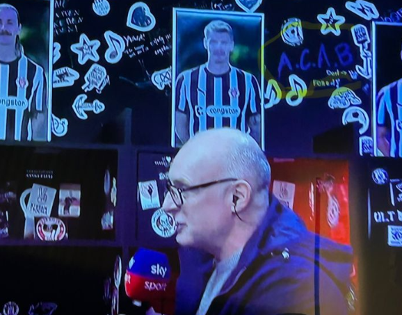 Der Slogan A.C.A.B. in der St. Pauli-Kabine