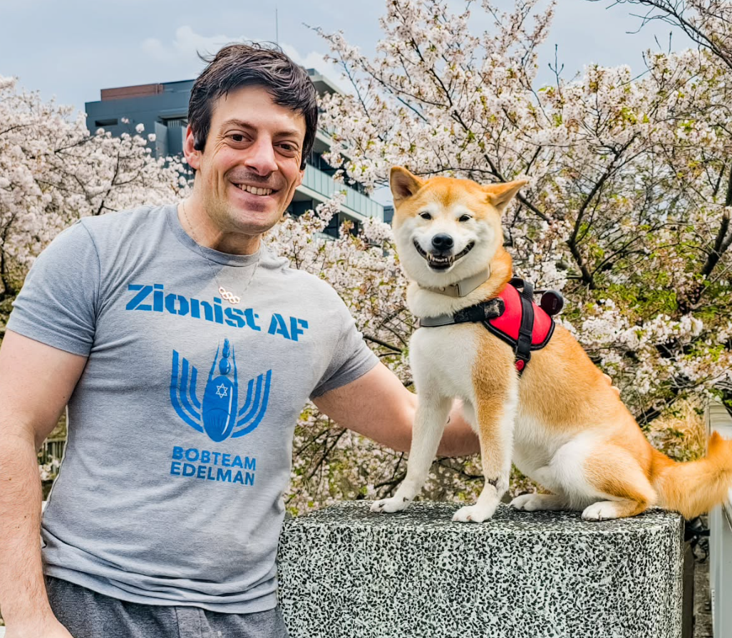 AJ Edelman posiert mit Hund Lulu