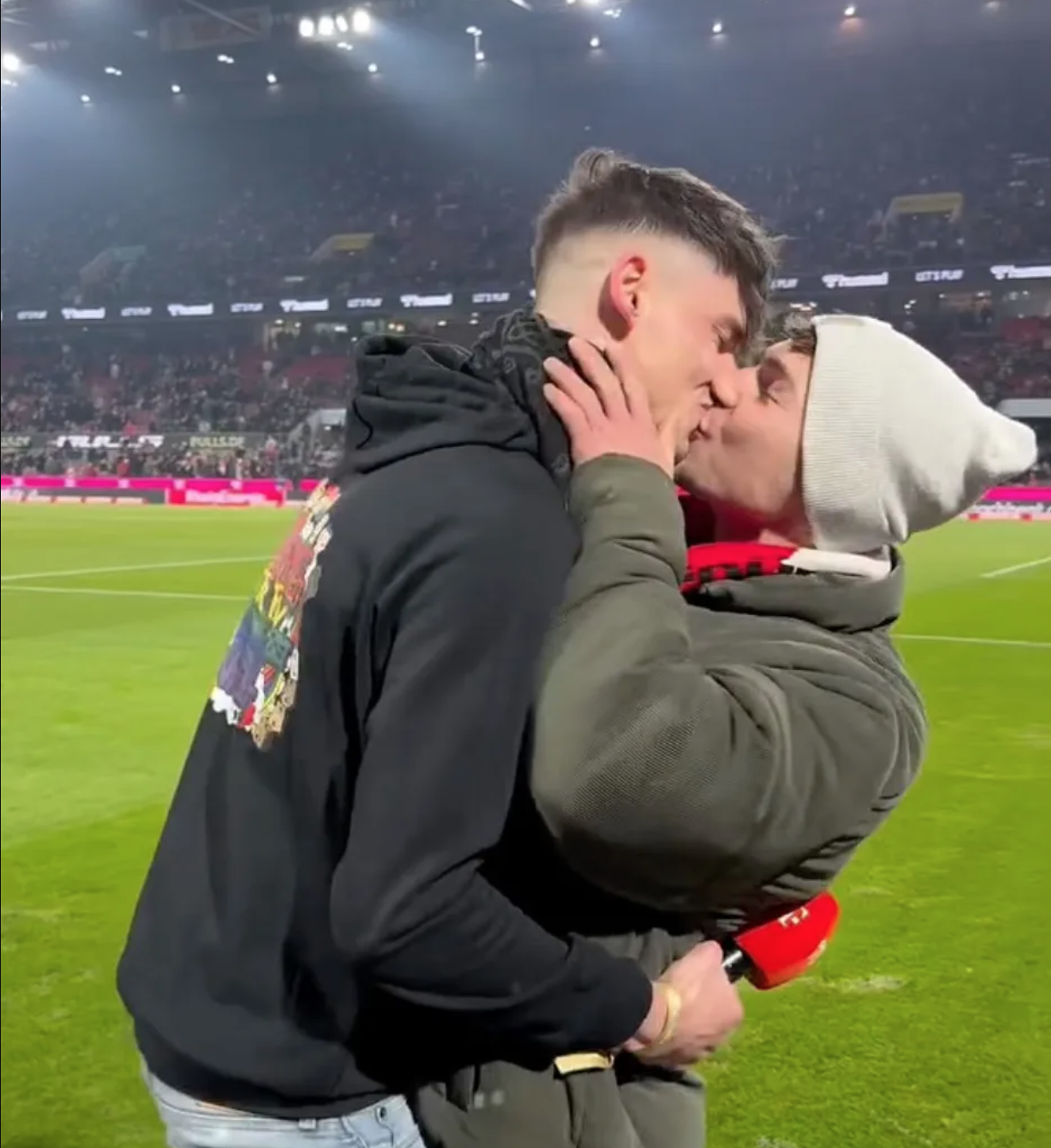 Pascal Kaiser küsst Partner Moritz im Kölner Stadion nach dem Heiratsantrag