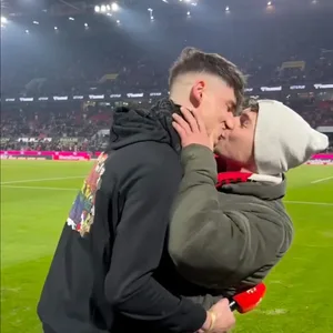 Pascal Kaiser küsst Partner Moritz im Kölner Stadion nach dem Heiratsantrag