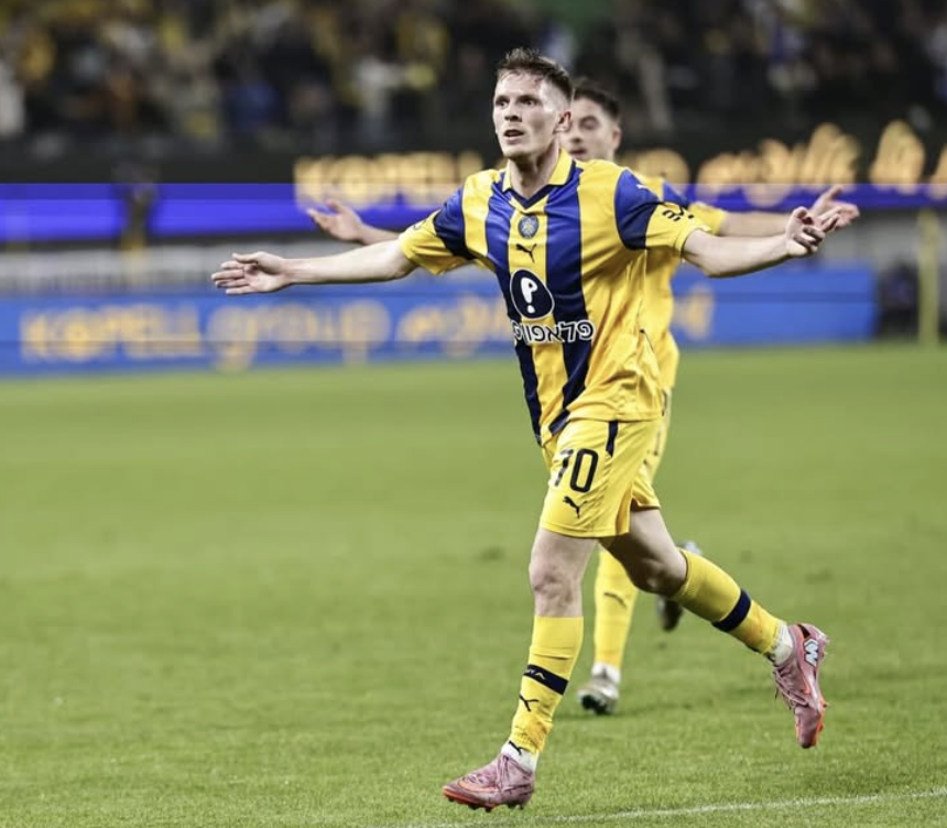 Emir Sahiti breitet die Arme zum Jubeln aus