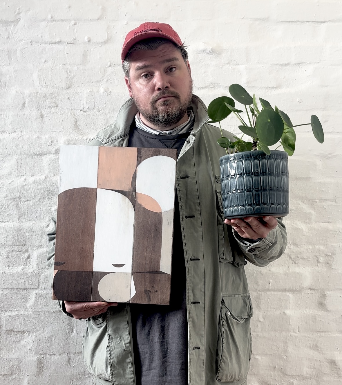 Bobbie Serrano ist ein Hamburger Künstler, der auf Instagram und in seinen Kunstwerken auf soziale Ungleichheit aufmerksam macht und sich klar gegen rechts positioniert.