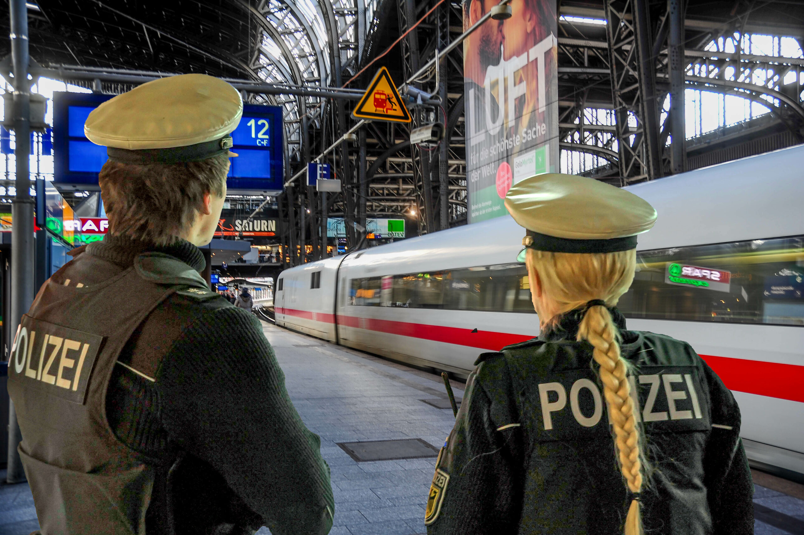 Bundespolizisten vor einem ICE. (Symbolfoto)