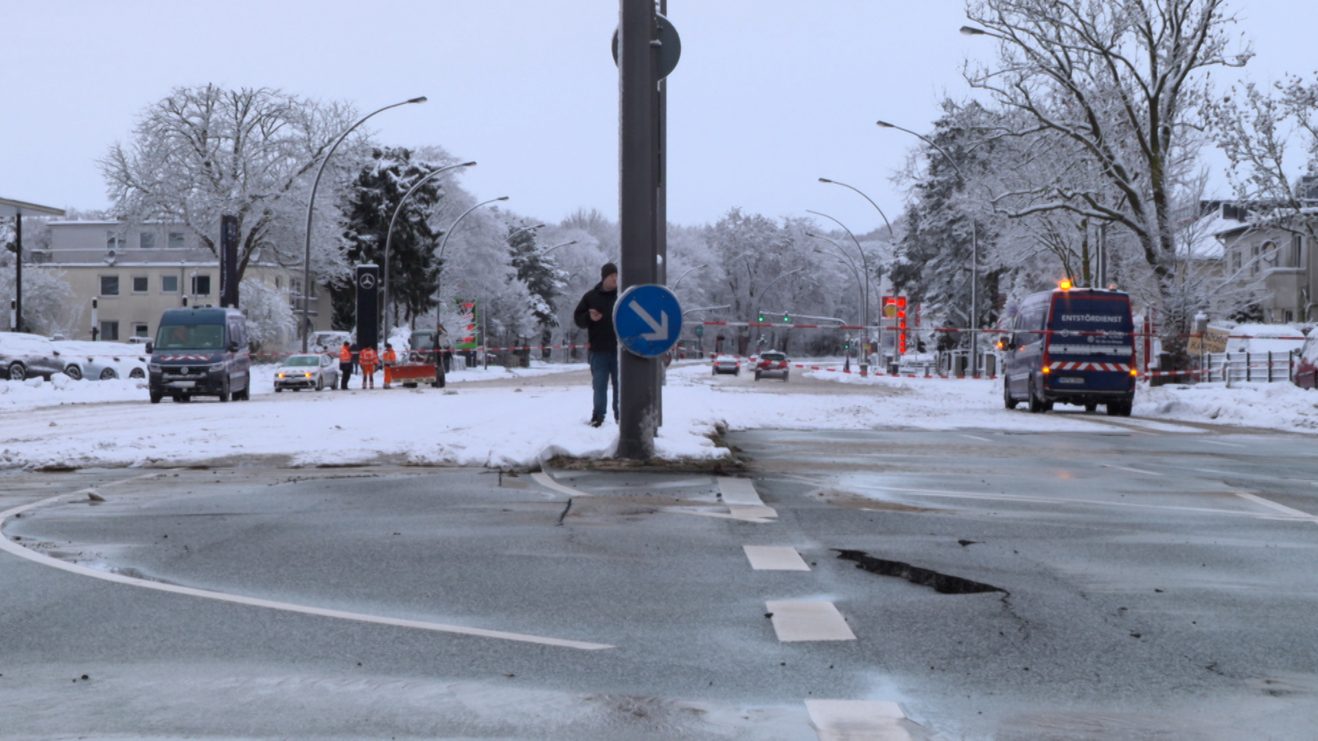 Mehrere Löcher klaffen iaufder Kollaustraße, die vorsorglich komplett gesperrt ist.