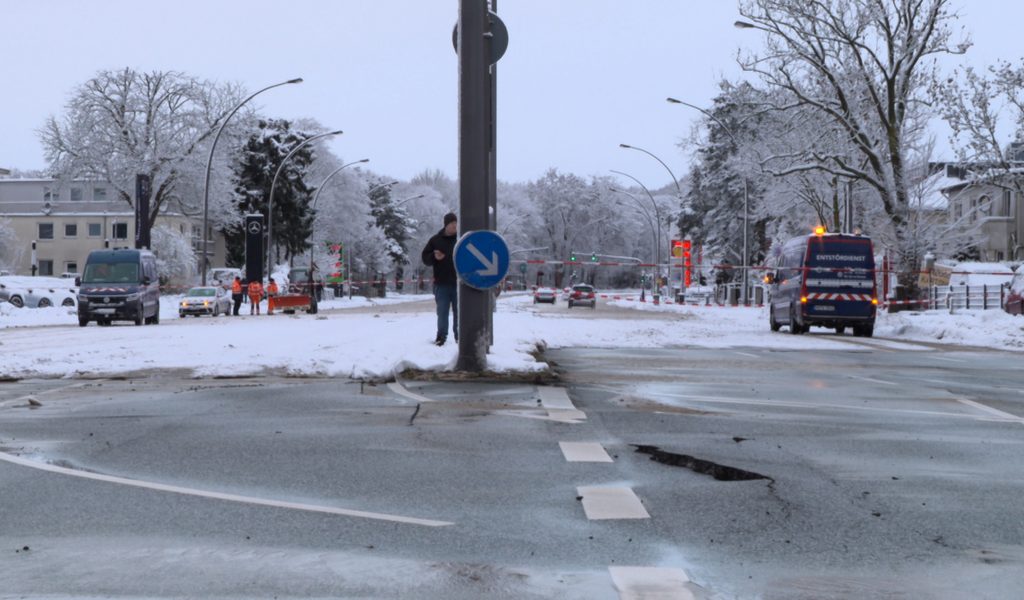 Rohrbruch-Viele-befahrene-Stra-e-in-Hamburg-gesperrt-Haushalte-ohne-Wasser