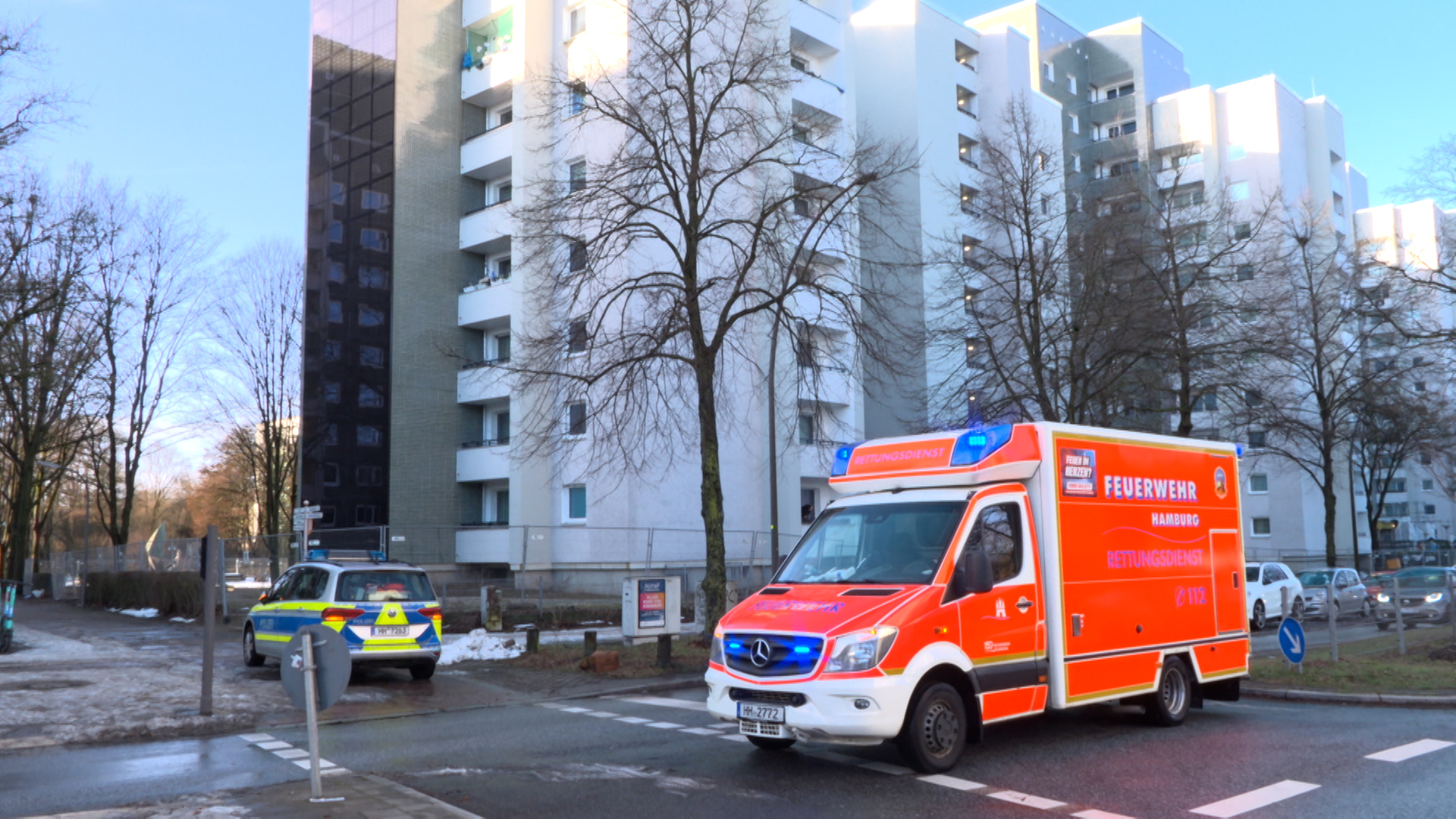 Passanten hatten Hilferufe aus einer Wohnung in diesem Hochhaus im Osdorfer Born gehört.