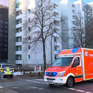 Passanten hatten Hilferufe aus einer Wohnung in diesem Hochhaus im Osdorfer Born gehört.