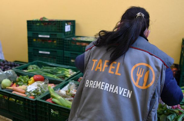 Eine Mitarbeiterin der Bremerhavener Tafel bereitet Obst und Gemüse zur Verteilung vor
