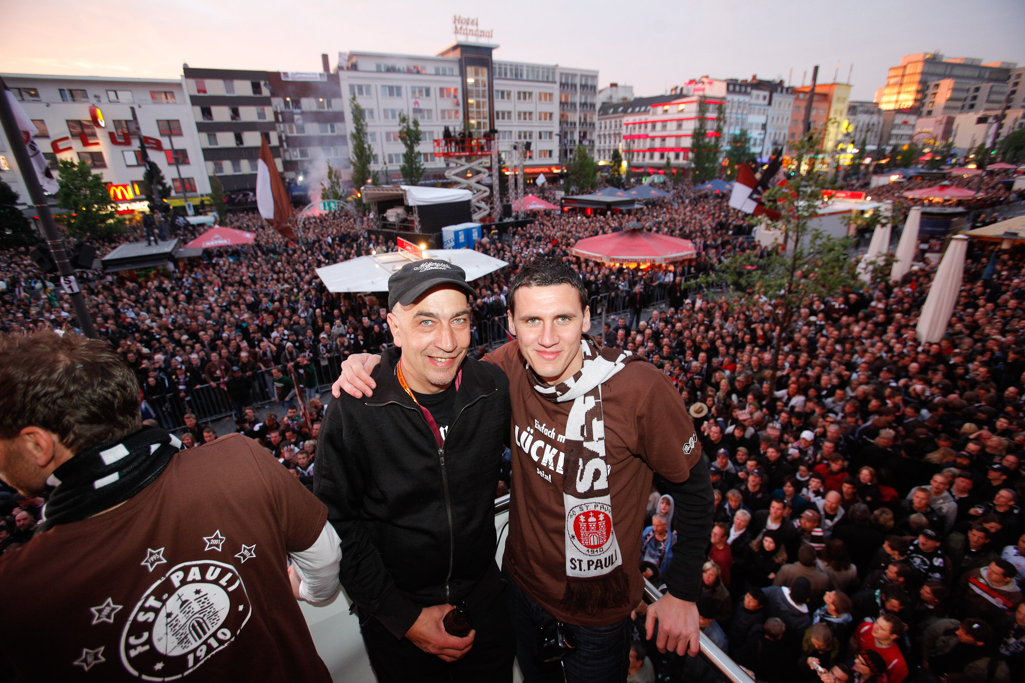 Sven Brux mit Raphael Gunesch auf der Reeperbahn