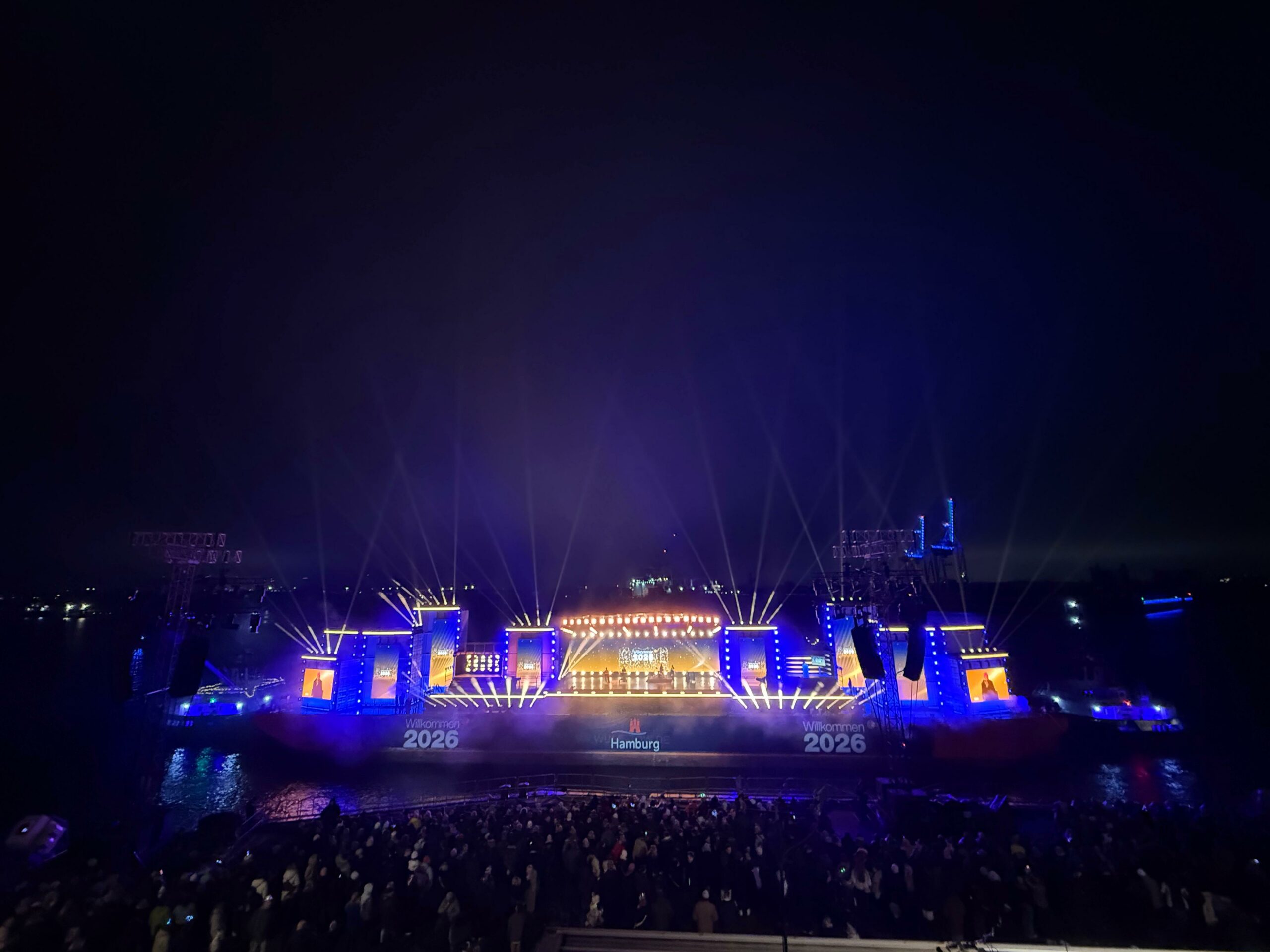 Die schwimmende Bühne der ZDF-Silvestershow in Hamburg.