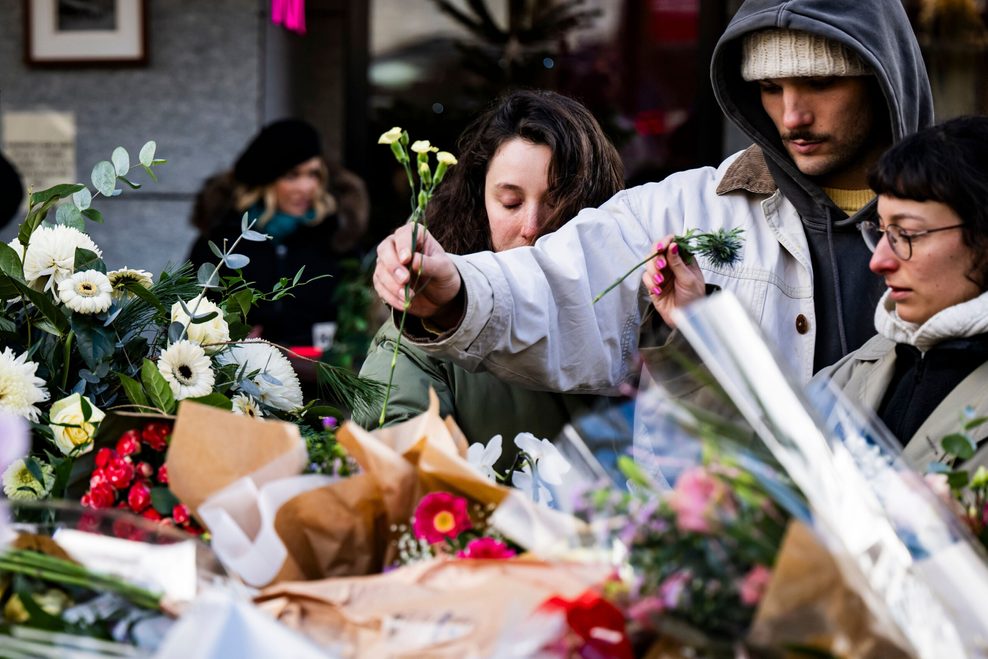 In Crans-Montana legen Menschen Blumen und Kerzen für die Opfer der Brandkatastrophe ab.