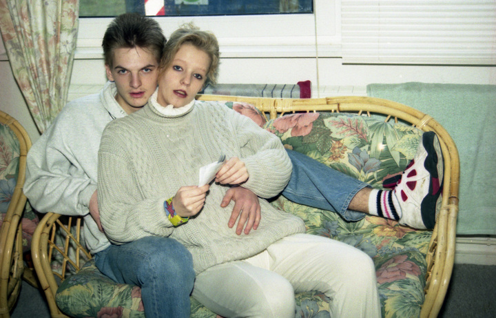 Zwei junge Menschen auf dem Sofa