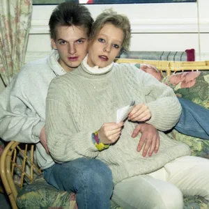 Zwei junge Menschen auf dem Sofa