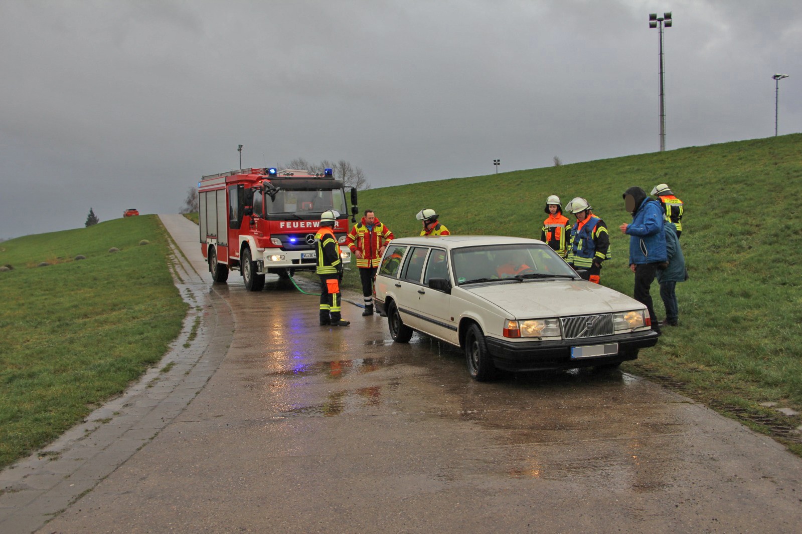 Das Auto war in die Wassermassen eingeschlossen.