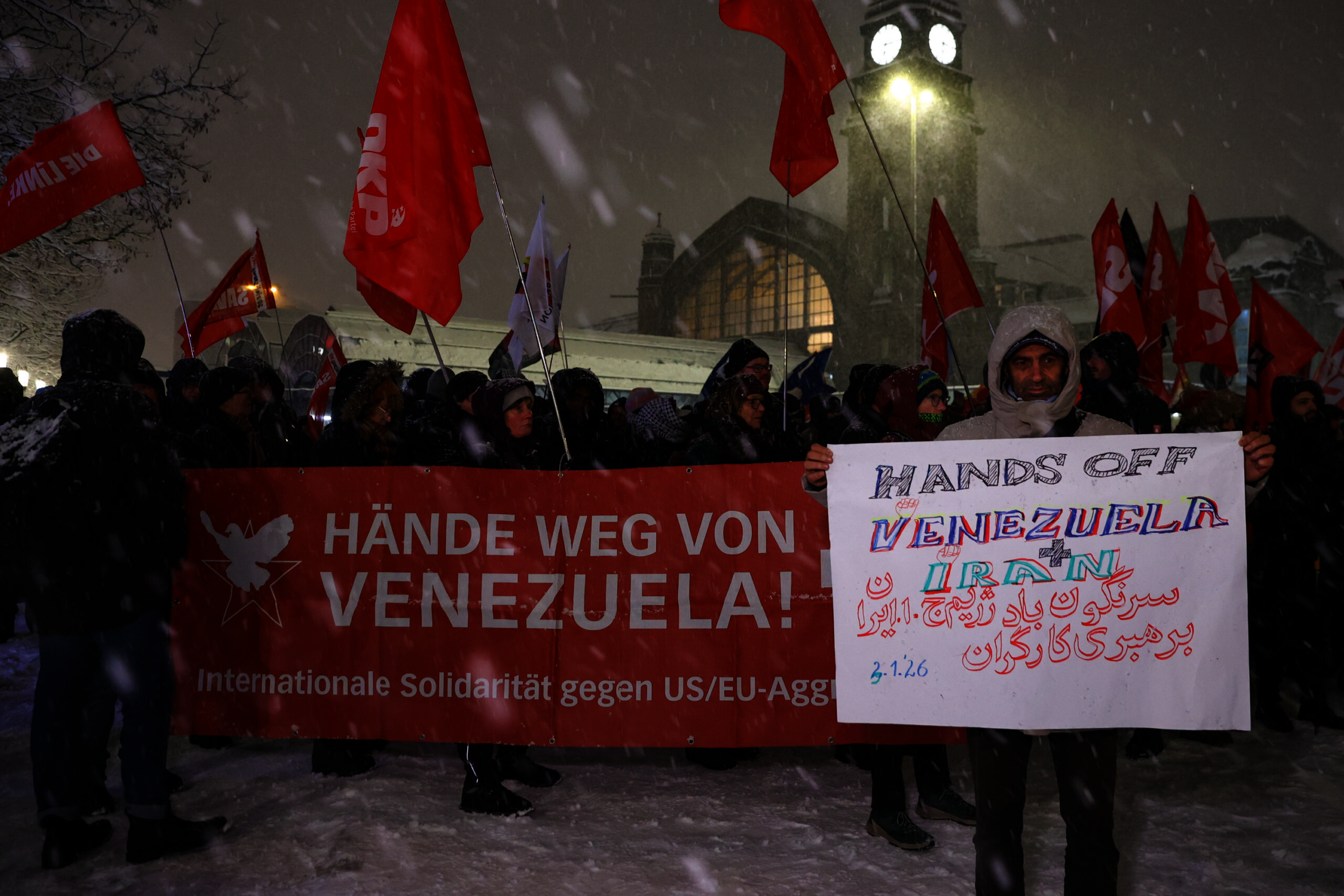 Am Abend demonstrierten mehrere Hundert Menschen gegen den US-Angriff auf Venezuela.
