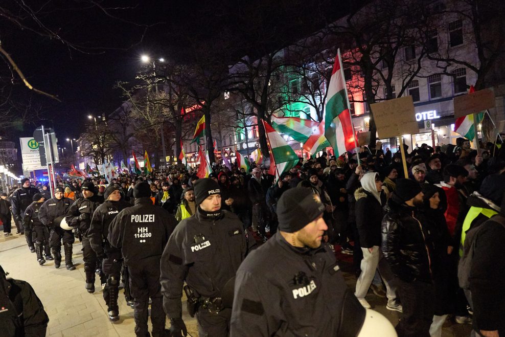 Polizisten begleiten die Demonstration „Hamburg für Kurdistan“ auf dem Hachmannplatz.