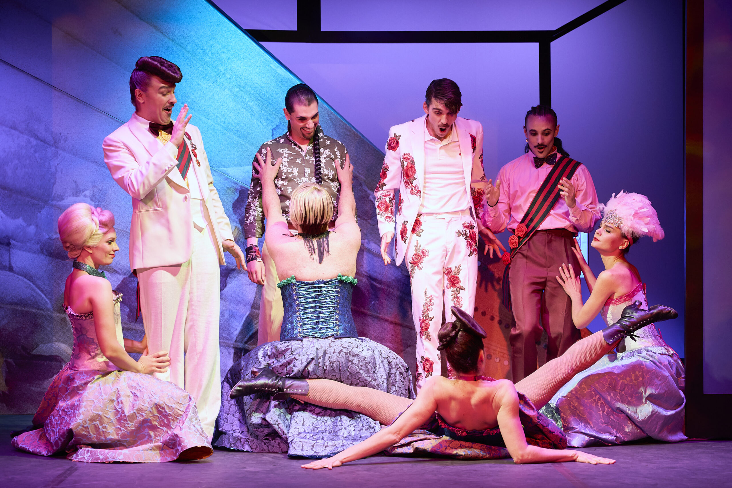 Schauspieler und Schauspielerinnen in bunten, extravaganten Kostümen