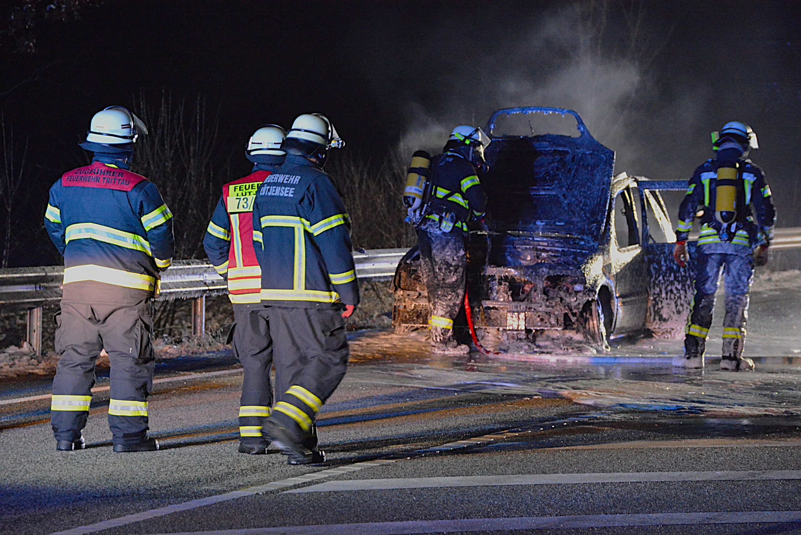 Feuerwehrleute löschen den brennenden Mercedes SUV