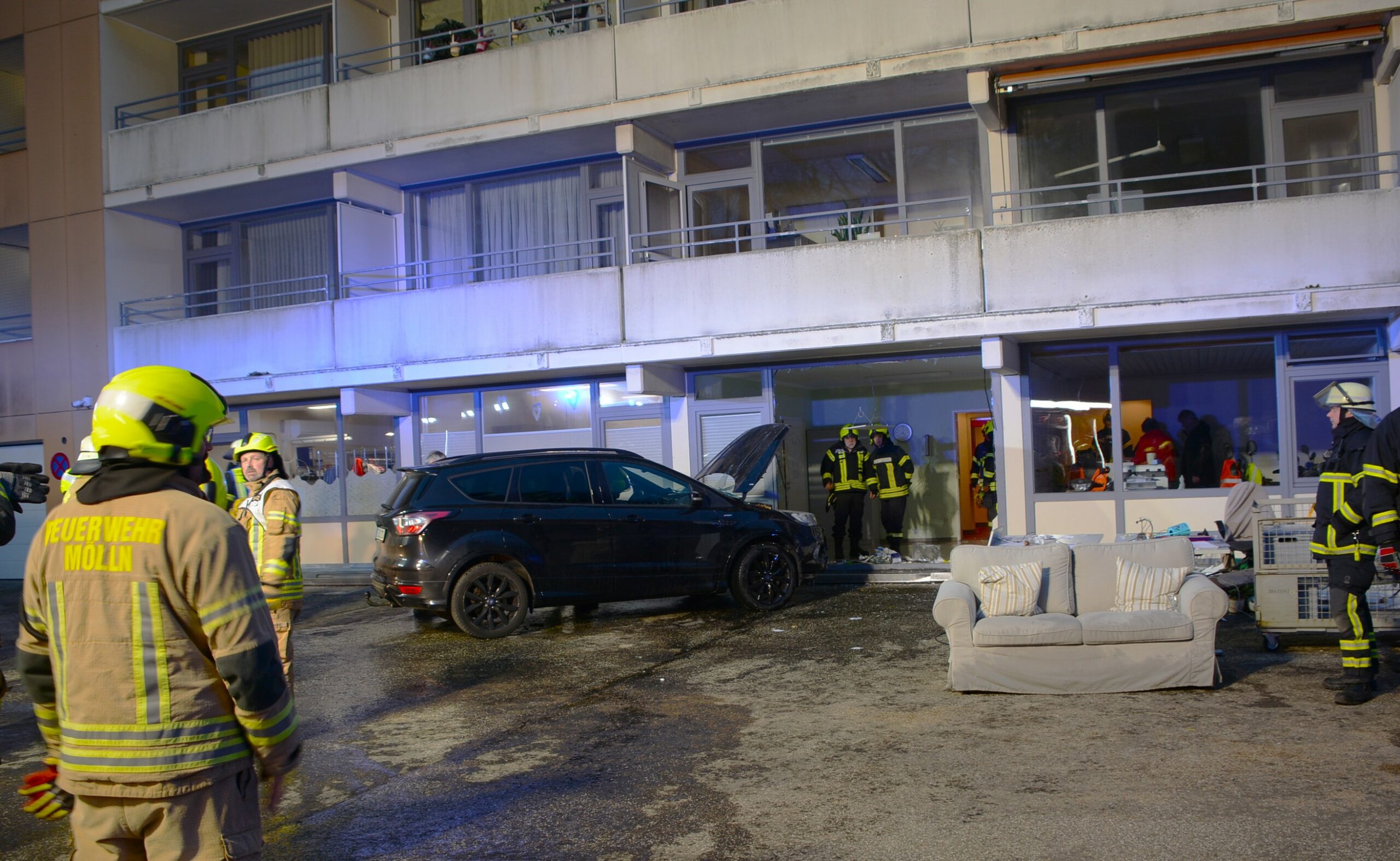 Wegen des Wasserschadens musste Inventar aus dem Gebäude geholt werden.