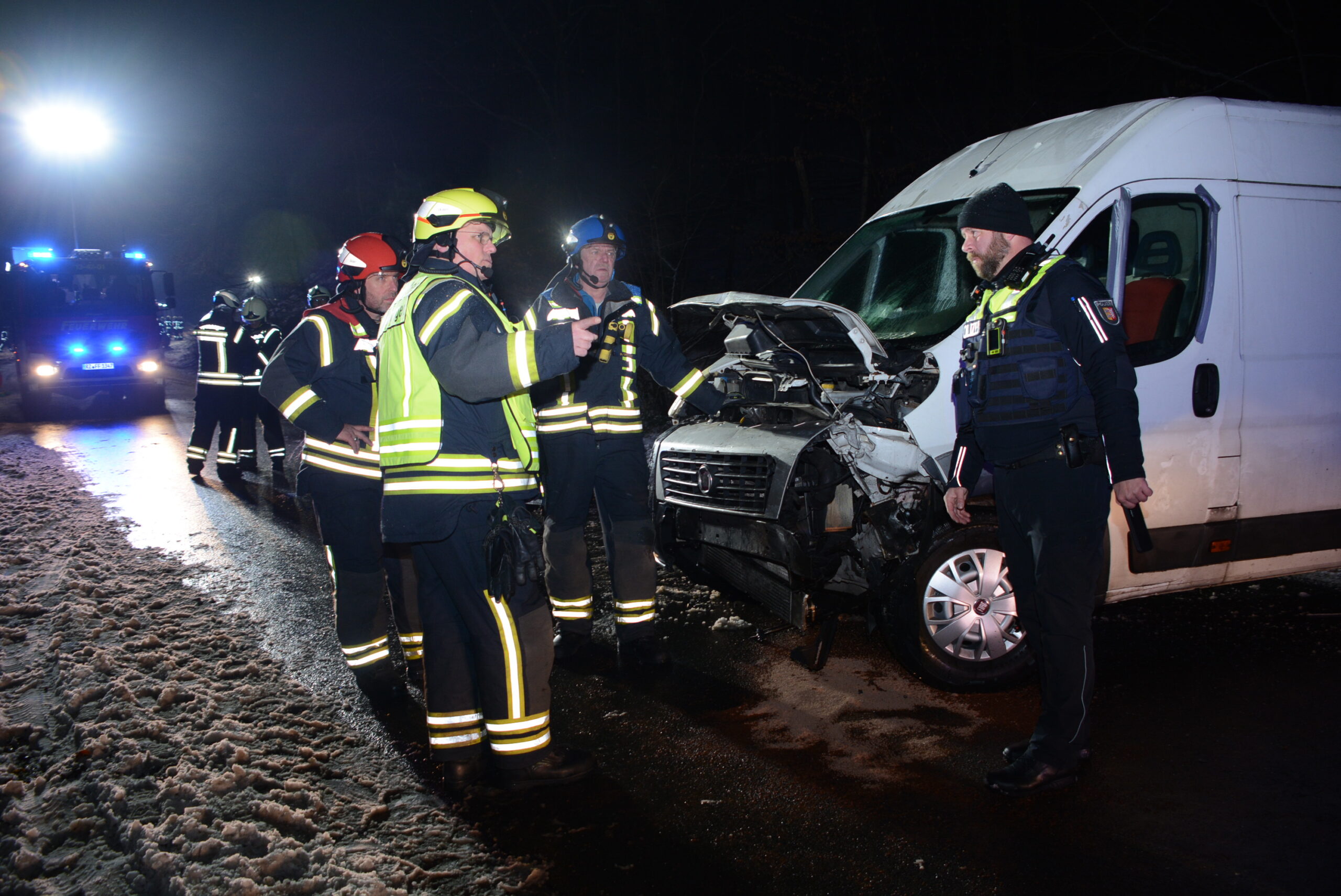 Der Fahrer des Sprinters soll, nachdem er mit dem entgegenkommenden SUV zusammengekracht war, zu Fuß geflüchtet sein.