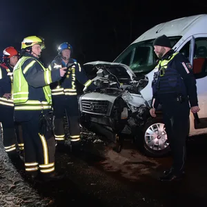 Der Fahrer des Sprinters soll, nachdem er mit dem entgegenkommenden SUV zusammengekracht war, zu Fuß geflüchtet sein.