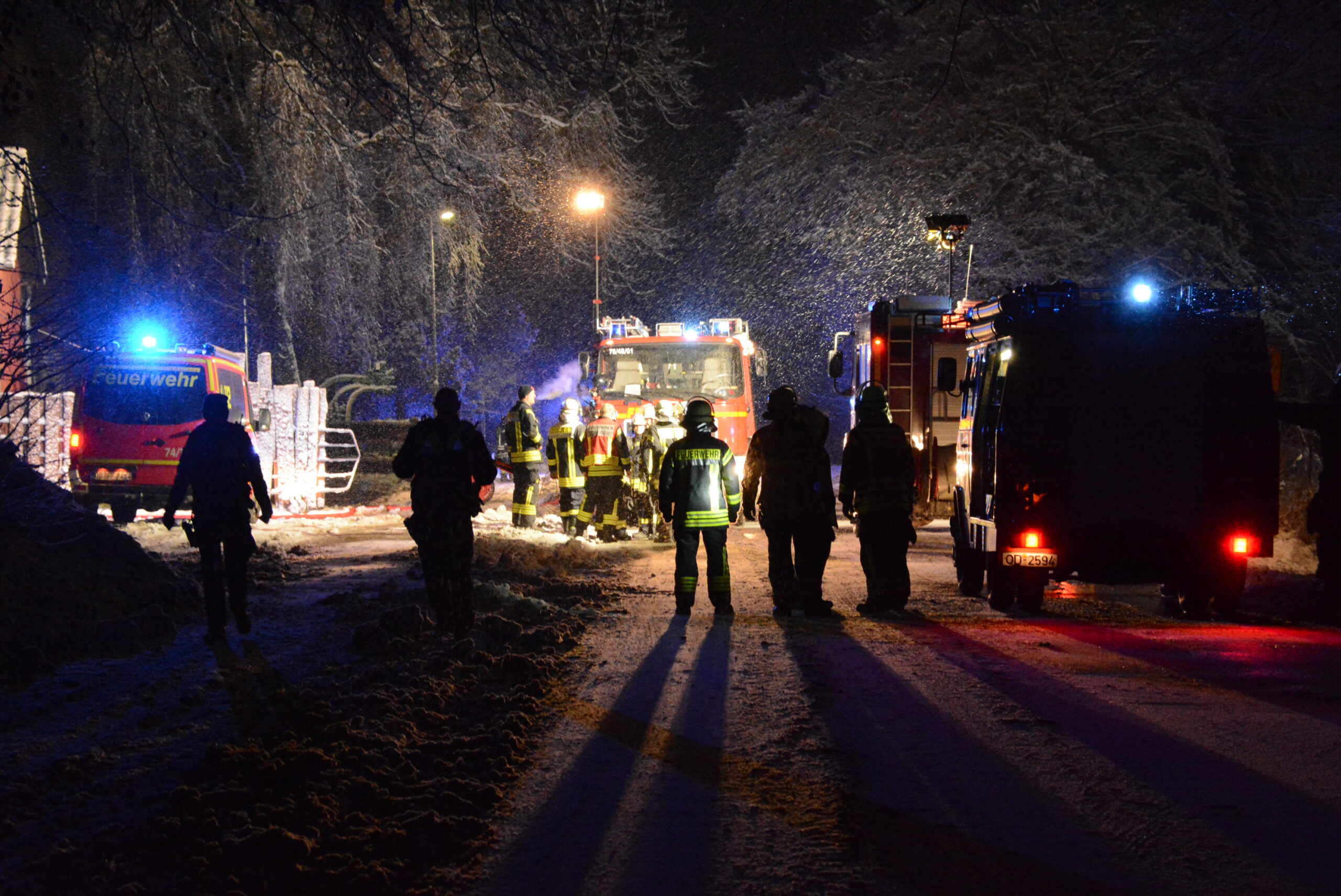 EInsatzkräfte auf dem Hof in Rausdorf.