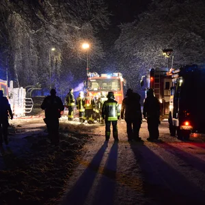 EInsatzkräfte auf dem Hof in Rausdorf.