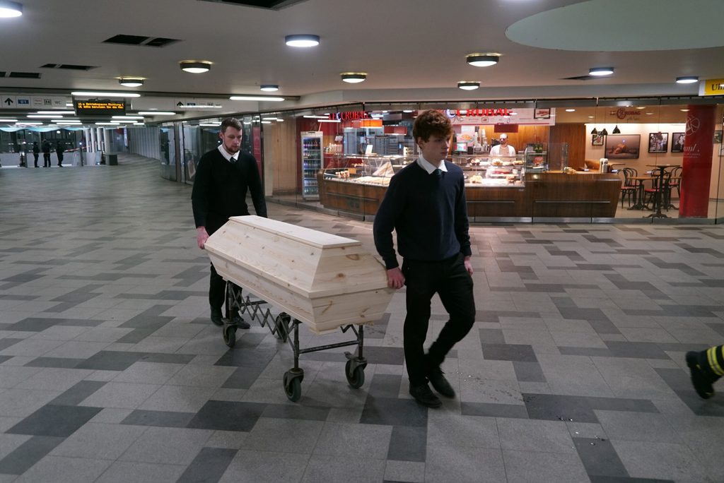 Die beiden Verstorbenen wurden am frühen Freitagmorgen von einem Bestatter am Bahnhof Wandsbek Markt abgeholt.